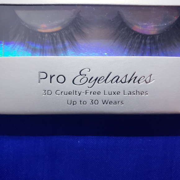 Eyeliner Nails Eyelashes Make-Up Bundle - Picture 3 of 6